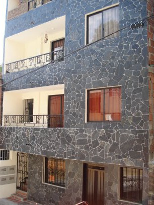 Enchape de exterior en piedra Negra Buenaventura